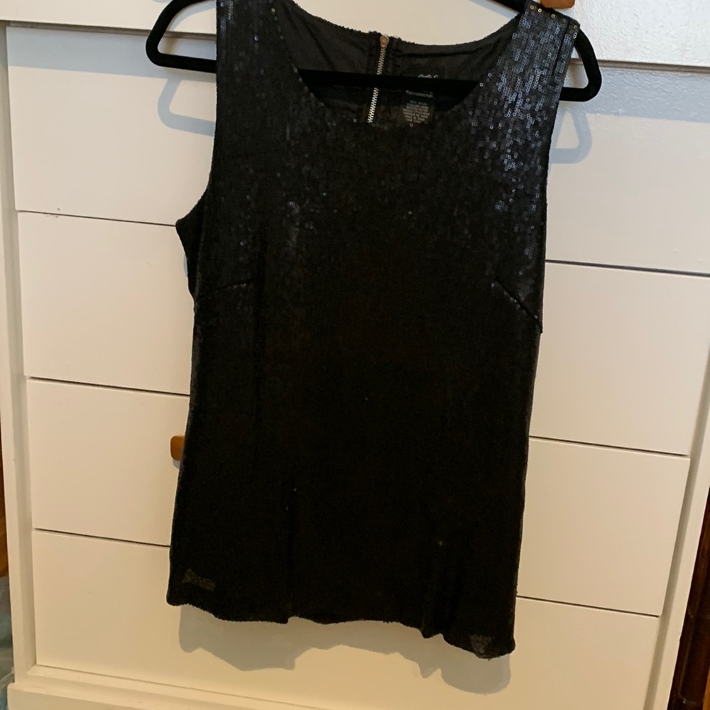 Sequinned top, not itchy under arm very stylish